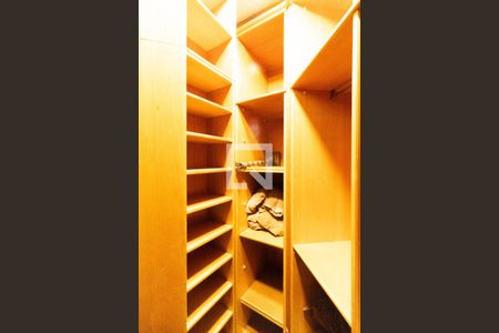 Apartamento para alugar com 336m², 4 quartos e 5 vagas Apartamento para alugar com 336m², 4 quartos e 5 vagasCloset