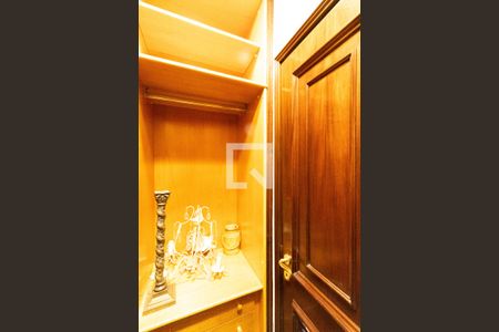 Apartamento para alugar com 336m², 4 quartos e 5 vagas Apartamento para alugar com 336m², 4 quartos e 5 vagasCloset