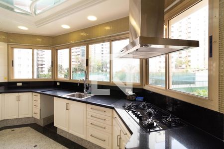 Apartamento para alugar com 336m², 4 quartos e 5 vagas Apartamento para alugar com 336m², 4 quartos e 5 vagasCozinha