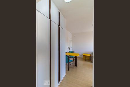 Hall da suíte de apartamento para alugar com 1 quarto, 50m² em Cambuí, Campinas