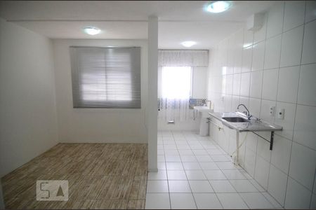 Sala e cozinha de apartamento à venda com 1 quarto, 30m² em Mato Grande, Canoas