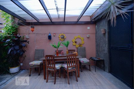 Casa à venda com 150m², 3 quartos e 2 vagas Casa à venda com 150m², 3 quartos e 2 vagasVaranda gourmet