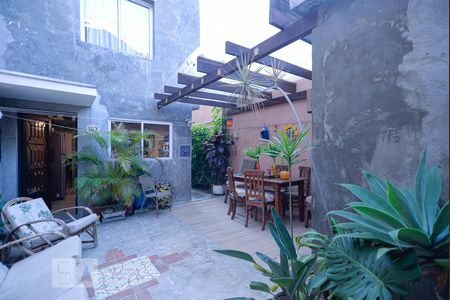 Casa à venda com 150m², 3 quartos e 2 vagas Casa à venda com 150m², 3 quartos e 2 vagasVaranda gourmet