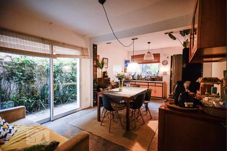 Casa à venda com 150m², 3 quartos e 2 vagas Casa à venda com 150m², 3 quartos e 2 vagasCozinha