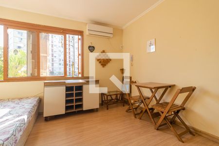 Sala/Quarto de kitnet/studio para alugar com 1 quarto, 80m² em Santo Antônio, Porto Alegre