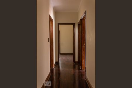 Casa à venda com 463m², 4 quartos e 5 vagas Casa à venda com 463m², 4 quartos e 5 vagasCorredor