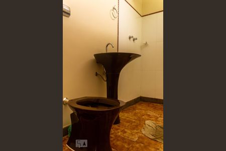 Casa à venda com 463m², 4 quartos e 5 vagas Casa à venda com 463m², 4 quartos e 5 vagasBanheiro Corredor