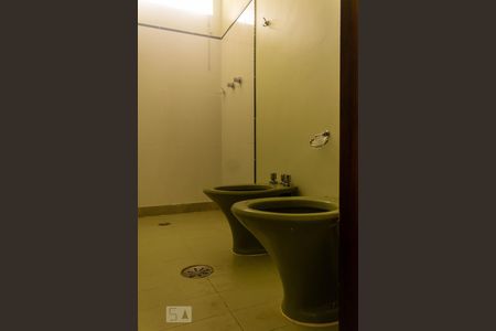 Casa à venda com 463m², 4 quartos e 5 vagas Casa à venda com 463m², 4 quartos e 5 vagasBanheiro Suíte 2