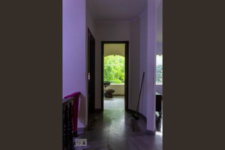 Casa à venda com 463m², 4 quartos e 5 vagas Casa à venda com 463m², 4 quartos e 5 vagasEscada