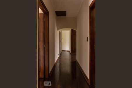 Casa à venda com 463m², 4 quartos e 5 vagas Casa à venda com 463m², 4 quartos e 5 vagasCorredor