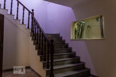 Casa à venda com 463m², 4 quartos e 5 vagas Casa à venda com 463m², 4 quartos e 5 vagasEscada