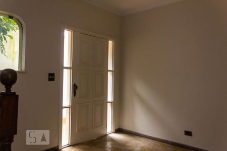 Casa à venda com 463m², 4 quartos e 5 vagas Casa à venda com 463m², 4 quartos e 5 vagasEscada