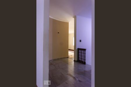 Casa à venda com 463m², 4 quartos e 5 vagas Casa à venda com 463m², 4 quartos e 5 vagasEscada