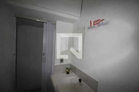 Banheiro de kitnet/studio para alugar com 1 quarto, 39m² em Vila Arriete, São Paulo