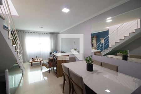 Casa de condomínio à venda com 140m², 2 quartos e 2 vagasSala