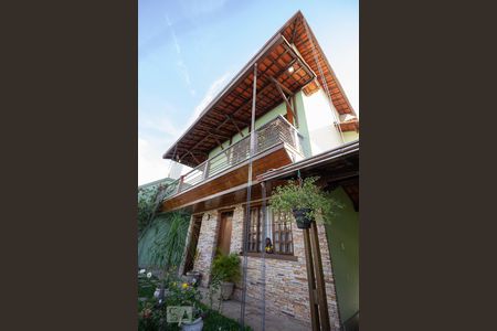 Fachada de casa à venda com 4 quartos, 300m² em Heliópolis, Belo Horizonte