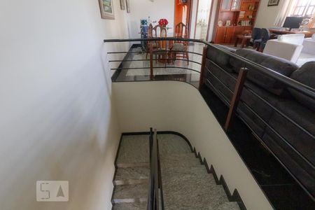 Escada de casa à venda com 4 quartos, 300m² em Heliópolis, Belo Horizonte