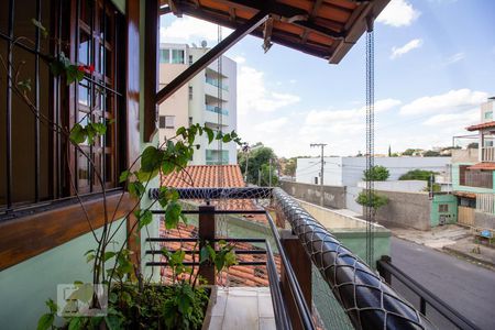 Sacada de casa à venda com 4 quartos, 300m² em Heliópolis, Belo Horizonte