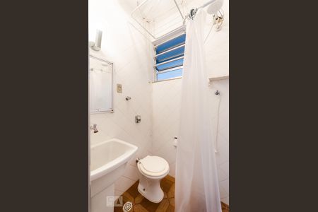 Banheiro de kitnet/studio para alugar com 1 quarto, 30m² em Embaré, Santos