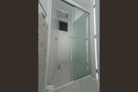 Banheiro de kitnet/studio para alugar com 1 quarto, 30m² em Centro, Curitiba