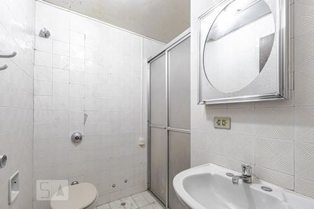 Banheiro de kitnet/studio para alugar com 1 quarto, 40m² em Centro, Curitiba