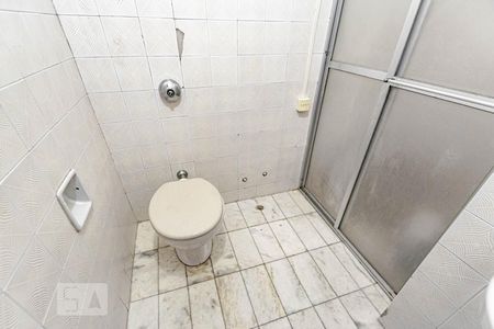 Banheiro de kitnet/studio para alugar com 1 quarto, 40m² em Centro, Curitiba