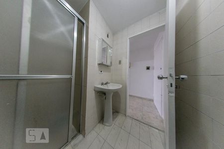 Banheiro de kitnet/studio para alugar com 1 quarto, 40m² em Centro, Curitiba