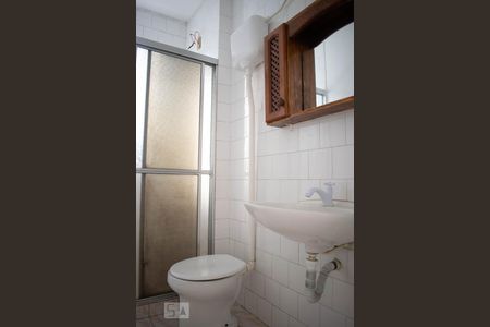 Banheiro de apartamento à venda com 1 quarto, 45m² em Cristal, Porto Alegre