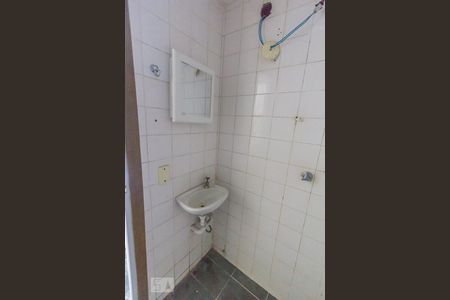 Banheiro de kitnet/studio para alugar com 1 quarto, 25m² em Anil, Rio de Janeiro