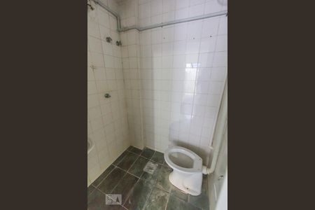 Banheiro de kitnet/studio para alugar com 1 quarto, 25m² em Anil, Rio de Janeiro