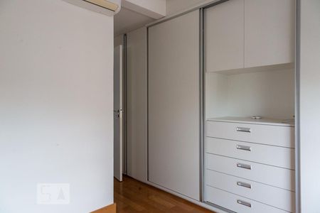 Suite de apartamento à venda com 2 quartos, 90m² em Vila Olímpia, São Paulo