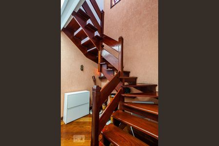 Escada de casa para alugar com 4 quartos, 300m² em Jardim Marek, Santo André