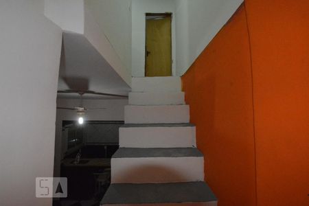 Escada para os quartos de casa para alugar com 2 quartos, 70m² em Vila da Penha, Rio de Janeiro