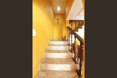 Casa de condomínio à venda com 448m², 6 quartos e 2 vagas Casa de condomínio à venda com 448m², 6 quartos e 2 vagasEscada