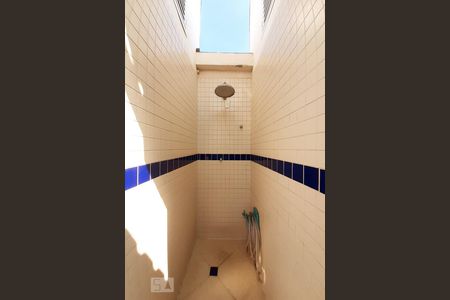 Casa de condomínio à venda com 448m², 6 quartos e 2 vagas Casa de condomínio à venda com 448m², 6 quartos e 2 vagasChuveiro