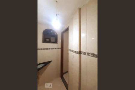 Casa de condomínio à venda com 448m², 6 quartos e 2 vagas Casa de condomínio à venda com 448m², 6 quartos e 2 vagasBanheiro de Serviço