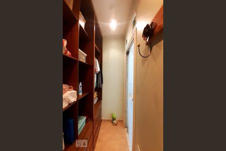 Casa de condomínio à venda com 448m², 6 quartos e 2 vagas Casa de condomínio à venda com 448m², 6 quartos e 2 vagasCloset da suíte 4