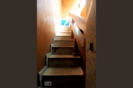 Casa de condomínio à venda com 448m², 6 quartos e 2 vagas Casa de condomínio à venda com 448m², 6 quartos e 2 vagasEscada