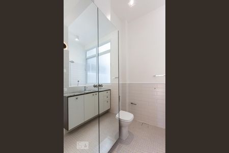 Banheiro Suite de apartamento à venda com 1 quarto, 90m² em Vila Nova Conceição, São Paulo