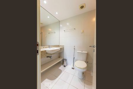 Banheiro de kitnet/studio para alugar com 1 quarto, 45m² em Caminho das Árvores, Salvador