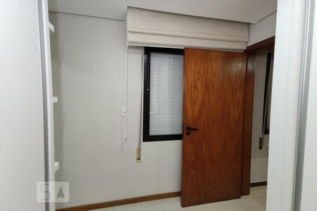 Apartamento à venda com 217m², 2 quartos e 2 vagas Apartamento à venda com 217m², 2 quartos e 2 vagasBanheiro e closet Quarto 2 suíte