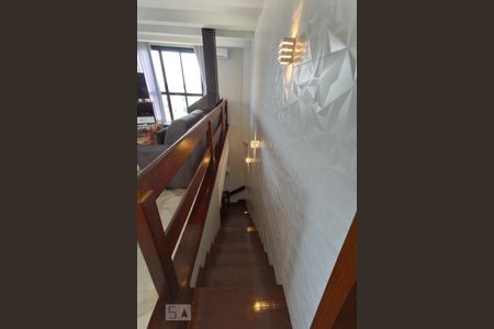 Apartamento à venda com 217m², 2 quartos e 2 vagas Apartamento à venda com 217m², 2 quartos e 2 vagasEscada