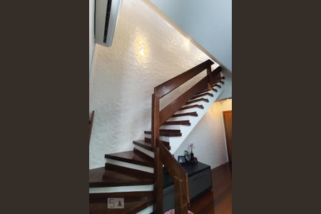 Apartamento à venda com 217m², 2 quartos e 2 vagas Apartamento à venda com 217m², 2 quartos e 2 vagasEscada