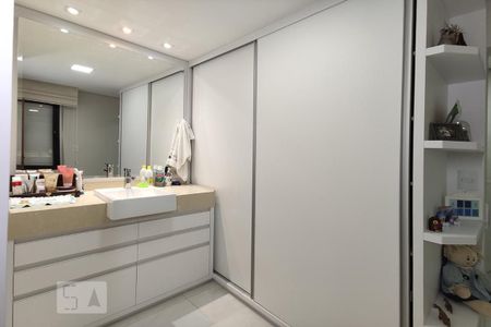 Apartamento à venda com 217m², 2 quartos e 2 vagas Apartamento à venda com 217m², 2 quartos e 2 vagasBanheiro e closet Quarto 2 suíte