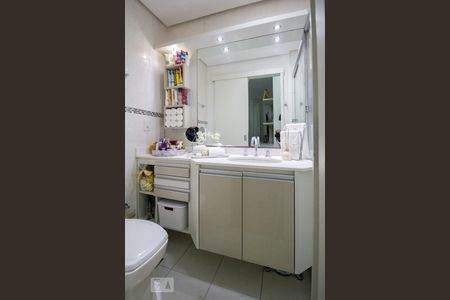 Banheiro suite de apartamento à venda com 2 quartos, 70m² em Cristo Redentor, Porto Alegre