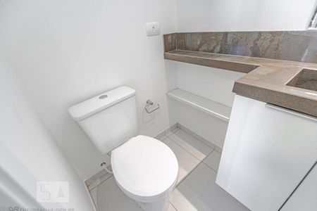Banheiro de apartamento para alugar com 1 quarto, 21m² em Centro, Curitiba