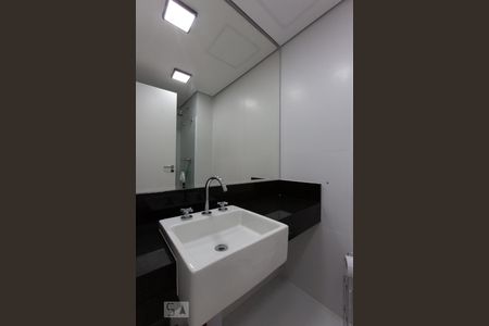 Banheiro de kitnet/studio à venda com 1 quarto, 24m² em Indianópolis, São Paulo