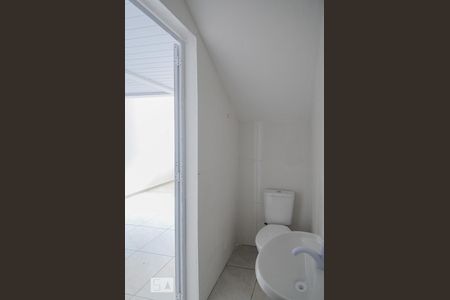 Banheiro de kitnet/studio para alugar com 1 quarto, 28m² em Santa Tereza, Porto Alegre