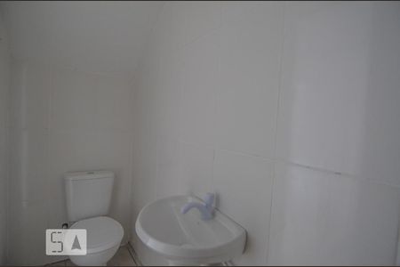Banheiro de kitnet/studio para alugar com 1 quarto, 28m² em Santa Tereza, Porto Alegre