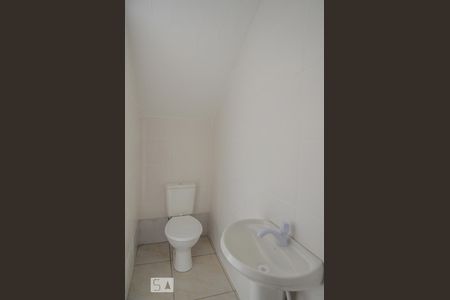 Banheiro de kitnet/studio para alugar com 1 quarto, 25m² em Santa Tereza, Porto Alegre